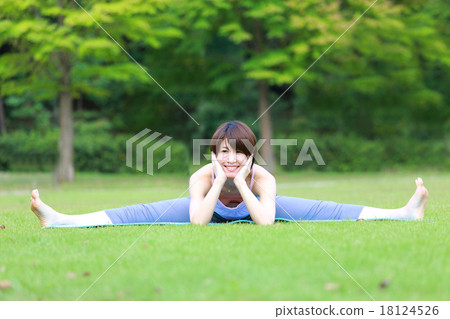 A woman who poses an open leg A woman who poses an open leg 18124526