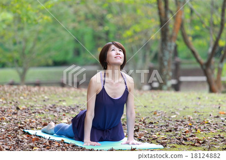 Cobra pose 18124882