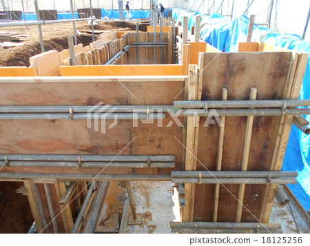 Medium scale store under construction 18125256