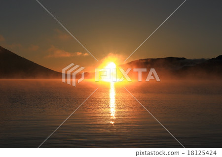 中禪寺Senjuagahama的黎明 18125424