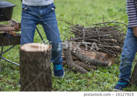 Children and outdoor (bonfire) 18127928