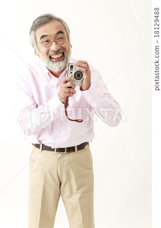 拿著照相機的老人 18129488