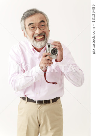 拿著照相機的老人 18129489