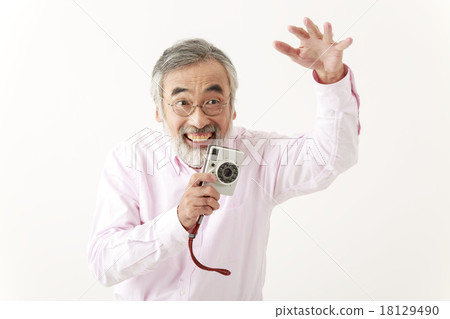 拿著照相機的老人 18129490