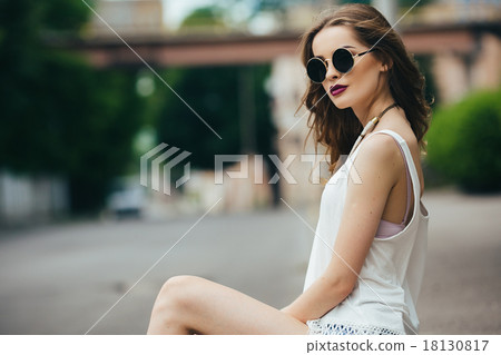 beautiful girl in sunglasses sitting beautiful girl in sunglasses sitting 18130817