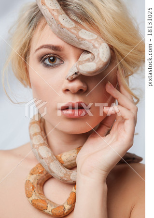Beautiful girl and the snake Boa constrictors Beautiful girl and the snake Boa constrictors 18131025