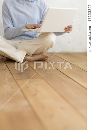 A woman holding a laptop on his knee 18133205