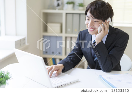Businessmen who have laptops with smartphones 18133320
