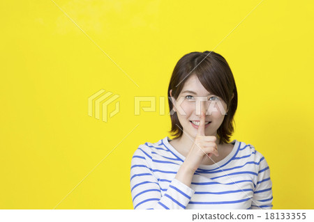 一個把手指放在嘴上的年輕女子 18133355