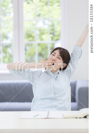 Young women yawning Young women yawning 18133384