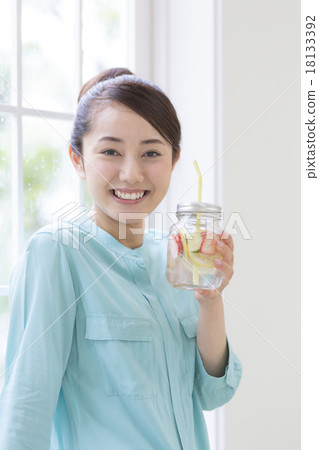 一個女人喝一杯 一個女人喝一杯 18133392