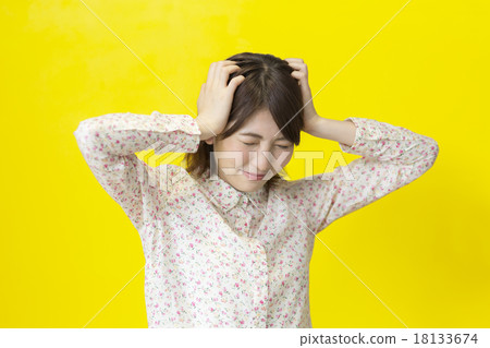 A young woman holding a head 18133674