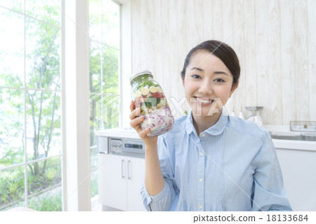 一名婦女用瓶子沙拉 18133684