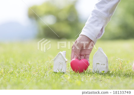 The hand putting the hearts of the heart 18133749