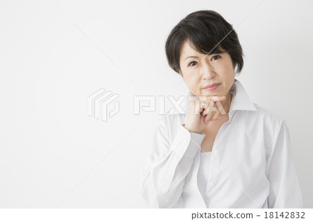 Senior women portrait Senior women portrait 18142832