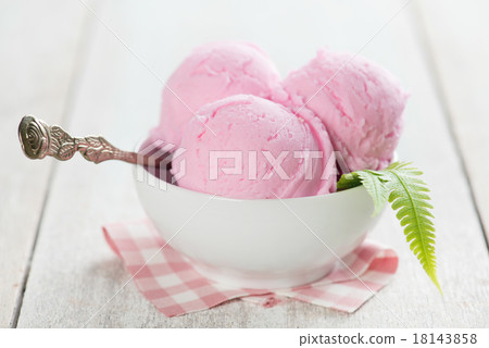 Strawberry ice cream in bowl 18143858