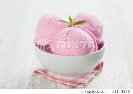 Strawberry ice cream 18143859