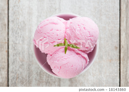 Top view strawberry ice cream in bowl 18143860