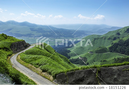 從阿蘇山阿蘇山想要的蜿蜒道路 18151226