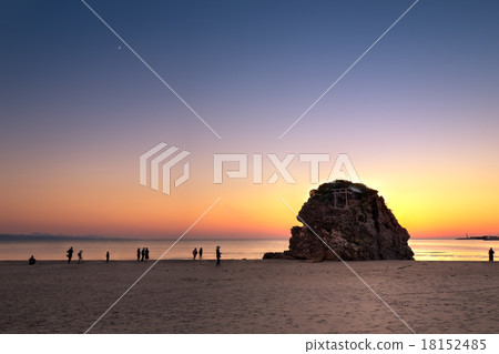 On the beach of Inasa at evening 18152485