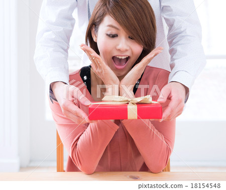 A surprisingly young couple passed up gifts 18154548