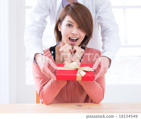 一對令人驚訝的年輕夫婦放棄了禮物 一對令人驚訝的年輕夫婦放棄了禮物 18154549