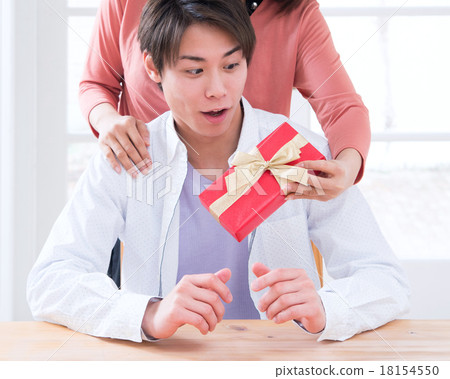 年輕人驚訝傳遞禮物 18154550