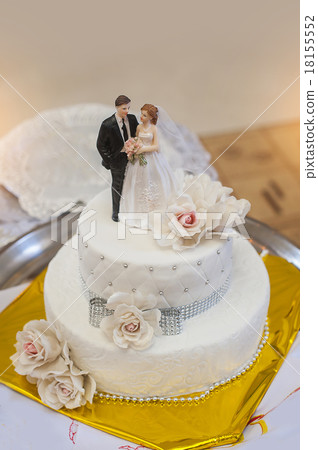 traditional and decorative wedding cake 18155552