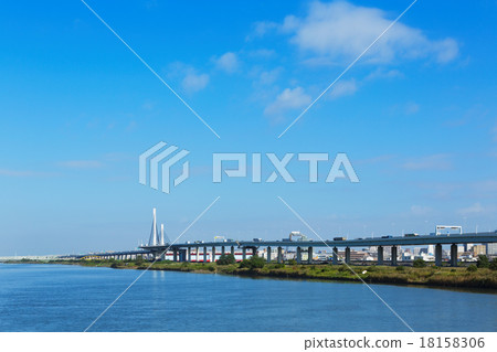 珍惜豎琴橋和藍天 18158306