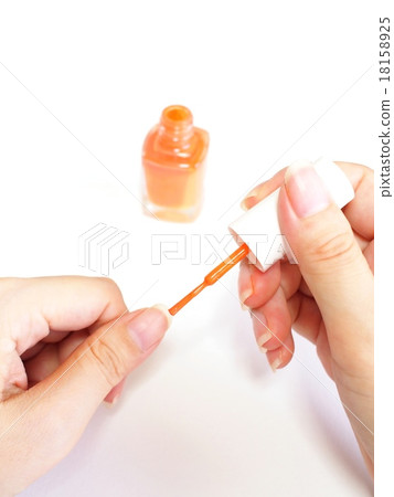 婦女的手繪畫指甲油 婦女的手繪畫指甲油 18158925