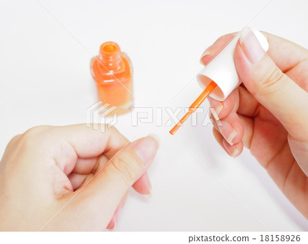 婦女的手繪畫指甲油 婦女的手繪畫指甲油 18158926