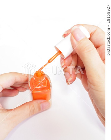 女人的手修指甲 女人的手修指甲 18158927