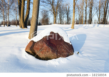 stone under snow   18158934