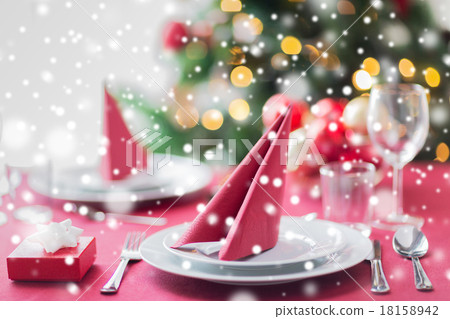 room with christmas tree and decorated table room with christmas tree and decorated table 18158942