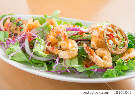 Fried shrimp and lotus root salad salad 18161061