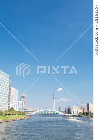 一座晴朗的渴望的橋樑和天空樹Sumidagawa 一座晴朗的渴望的橋樑和天空樹Sumidagawa 18161257