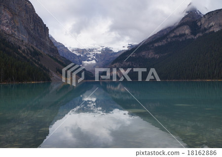Lake Louise and Mount Victoria 18162886