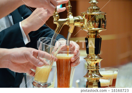 Beer server 18168723