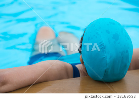 Woman relaxing on the swimming pool 18169558