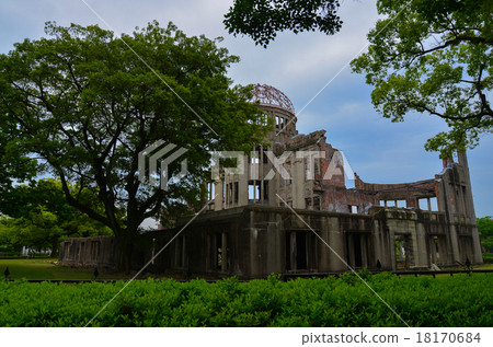 Atomic bomb dome memorial in Hiroshima, Japan 18170684