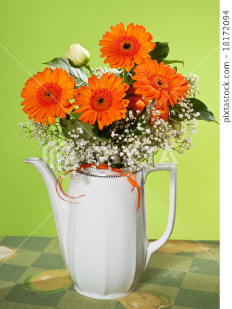 bouquet in vase 18172094