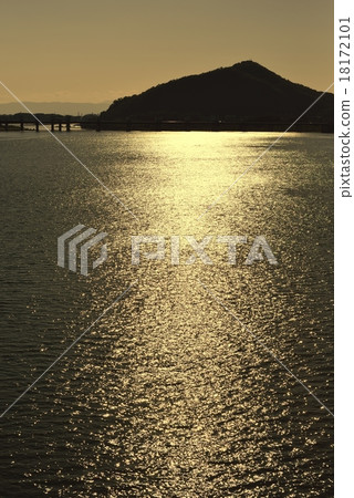 Kiso River and Ikiyama (Yuguru Fuji) 18172101