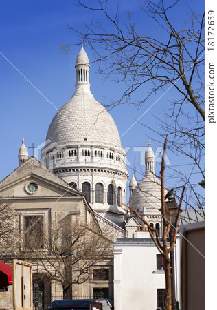 Montmartre, narrow street overlooking a Basilica o 18172659