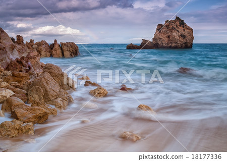 Blurred waves running down the beach. landscape 18177336