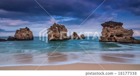 Dramatic panorama beach of Albufeira.  18177338