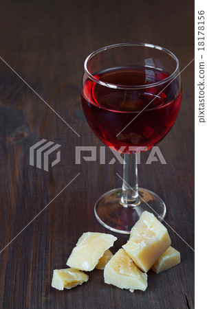 Red wine 18178156