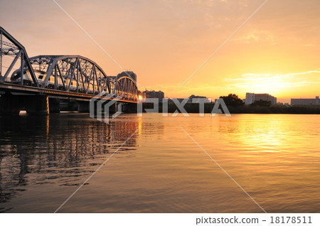 Keisei Skyliner crossing Horikiriki bridge at sunset Keisei Skyliner crossing Horikiriki bridge at sunset 18178511