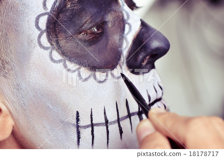 man making up as a mexican sugar skull 18178717