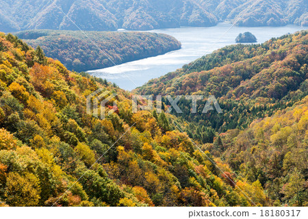 Autumn leaves of Akimoto lake Autumn leaves of Akimoto lake 18180317