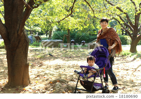 嬰孩嬰孩嬰孩和母親父母和兒童畫象 嬰孩嬰孩嬰孩和母親父母和兒童畫象 18180690